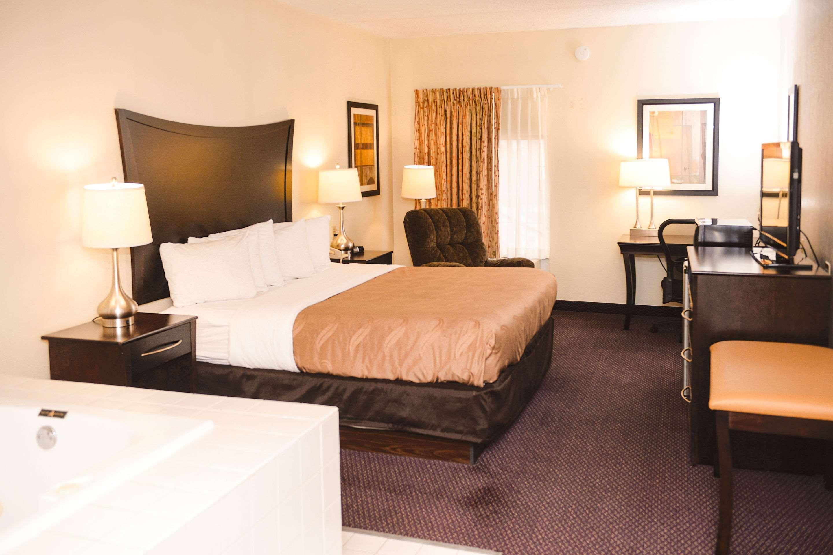 Quality Inn & Suites Ames Conference Center Near Isu Campus Екстериор снимка
