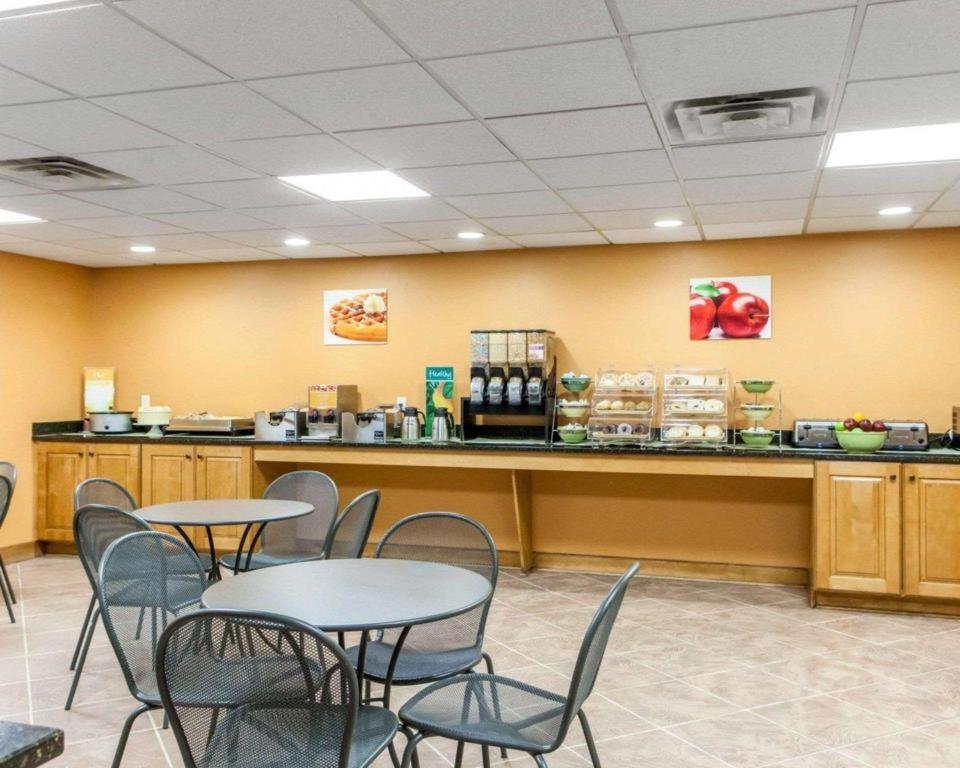 Quality Inn & Suites Ames Conference Center Near Isu Campus Екстериор снимка
