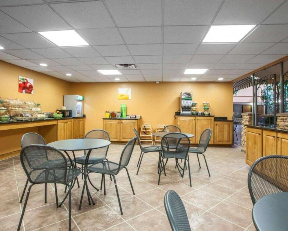 Quality Inn & Suites Ames Conference Center Near Isu Campus Екстериор снимка